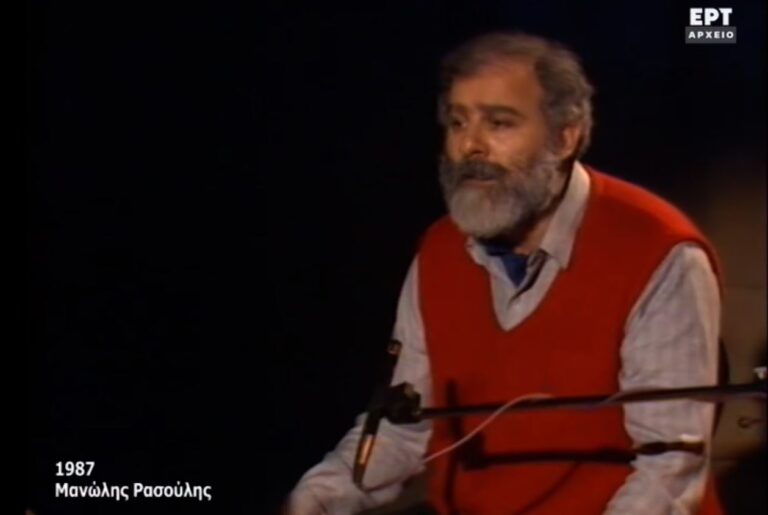 Μανώλης Ρασούλης: Ο ξεχωριστός στιχουργός και τραγουδοποιός ερμηνεύει το «Η ζωή μου όλη» του Άκη Πάνου (video)
