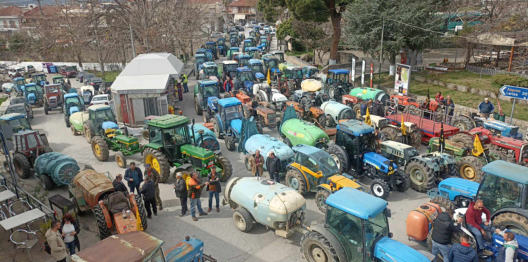 Οι Θεσσαλοί αγρότες στο Μαξίμου, τα τρακτέρ τους στους δρόμους της Αγιάς (βίντεο)