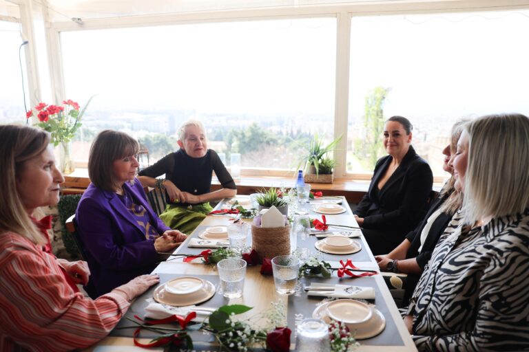 Συνάντηση της ΠτΔ Κατερίνας Σακελλαροπούλου με έξι γυναίκες από την κοινωνία των πολιτών, με την ευκαιρία της Παγκόσμιας Ημέρας της Γυναίκας