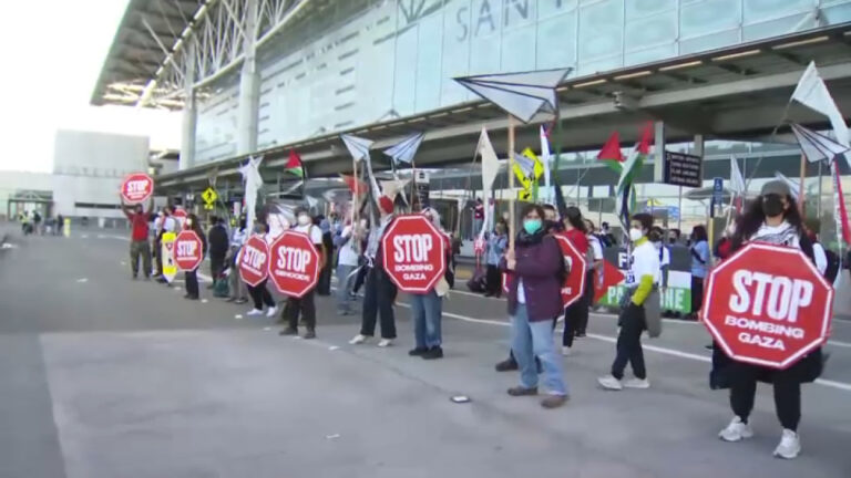 ΗΠΑ – Σαν Φρανσίσκο: Διαδηλωτές απέκλεισαν το αεροδρόμιο ζητώντας τον τέλος του πολέμου στη Γάζα