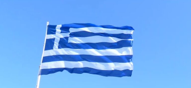 Τεράστια ελληνική σημαία κυματίζει στο λιμάνι της Χίου