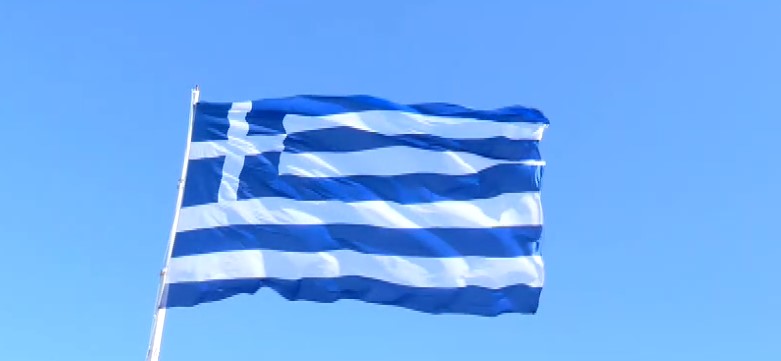 Τεράστια ελληνική σημαία κυματίζει στο λιμάνι της Χίου