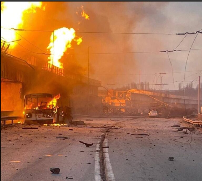 Ουκρανία: «Το μεγαλύτερο πλήγμα» στις ενεργειακές υποδομές από τις ολονύκτιες ρωσικές επιθέσεις – Συναγερμός και στη Ζαπορίζια