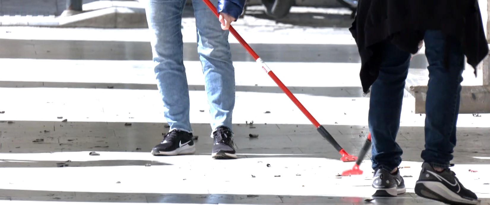 «Δεν μασάμε, ξεκολλάμε»: Μικροί και μεγάλοι καθαρίζουν τα πεζοδρόμια της Θεσσαλονίκης από τις τσίχλες