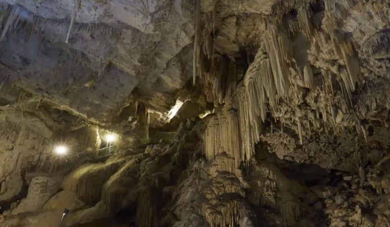 Το σπήλαιο της Αντιπάρου με τον παλαιότερο σταλακτίτη της Ευρώπης