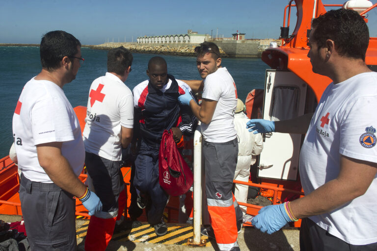 Ισπανία: Εξανάγκασαν μετανάστες να πέσουν στη θάλασσα – Τρεις συλλήψεις για πέντε πνιγμούς