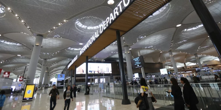 Κωνσταντινούπολη: Σκύλοι θεραπείας στο αεροδρόμιο για χαλάρωση των επιβατών πριν από την πτήση