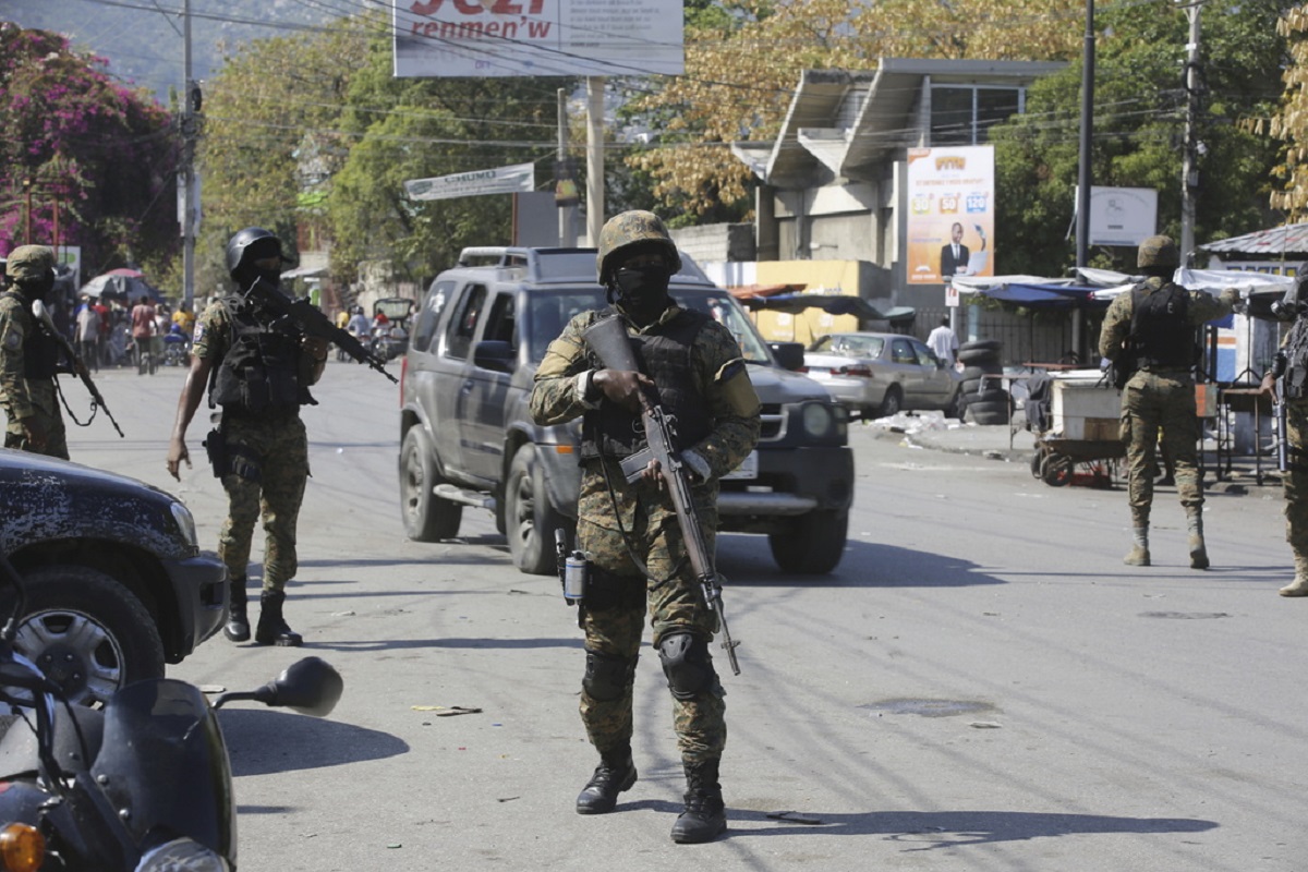 Αϊτή: Σε «κατάσταση πολιορκίας» η πρωτεύουσά της – Εσπευσμένη απομάκρυνση Ευρωπαίων και Αμερικανών διπλωματών