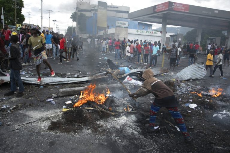 Αϊτή: «Παρέλυσε» η πρωτεύουσα Πορτ-ο-Πρενς – Κάτοικοι έστησαν οδοφράγματα