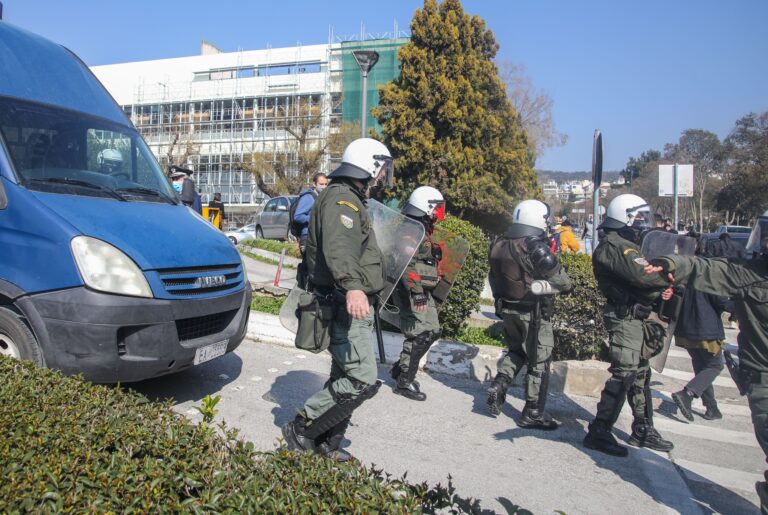 Θεσσαλονίκη: Σε συλλήψεις μετατράπηκαν και οι 49 προσαγωγές από την επιχείρηση της Αστυνομίας στη ΣΘΕ του ΑΠΘ