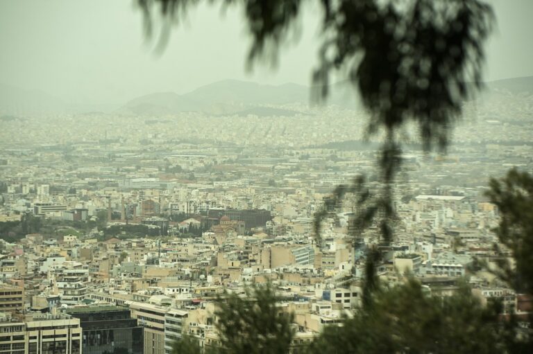 Σύσταση του Ιατρικού Συλλόγου Πειραιά για προστασία από την αφρικανική σκόνη – Ποια μέτρα πρέπει να λάβουν οι πολίτες