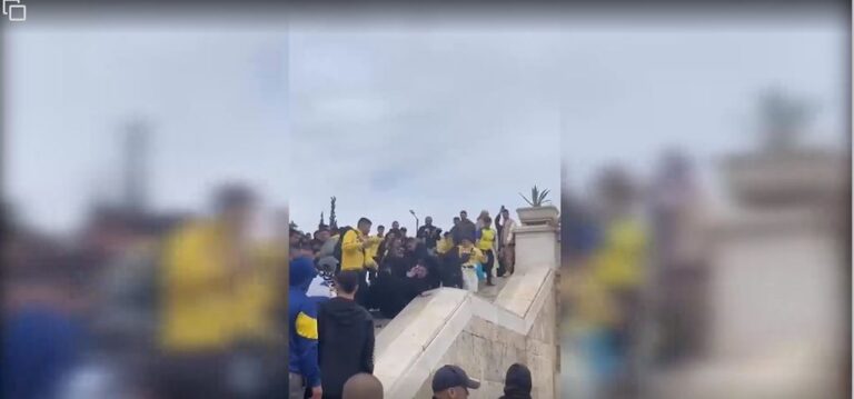 Η στιγμή που οπαδοί της Μακάμπι επιτίθενται σε αλλοδαπό στο Σύνταγμα (video)