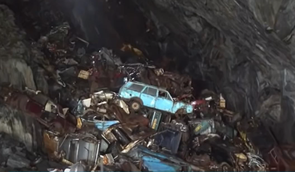 Σε νεκροταφείο αυτοκινήτων μετατράπηκε ένα σπήλαιο στην Ουαλία