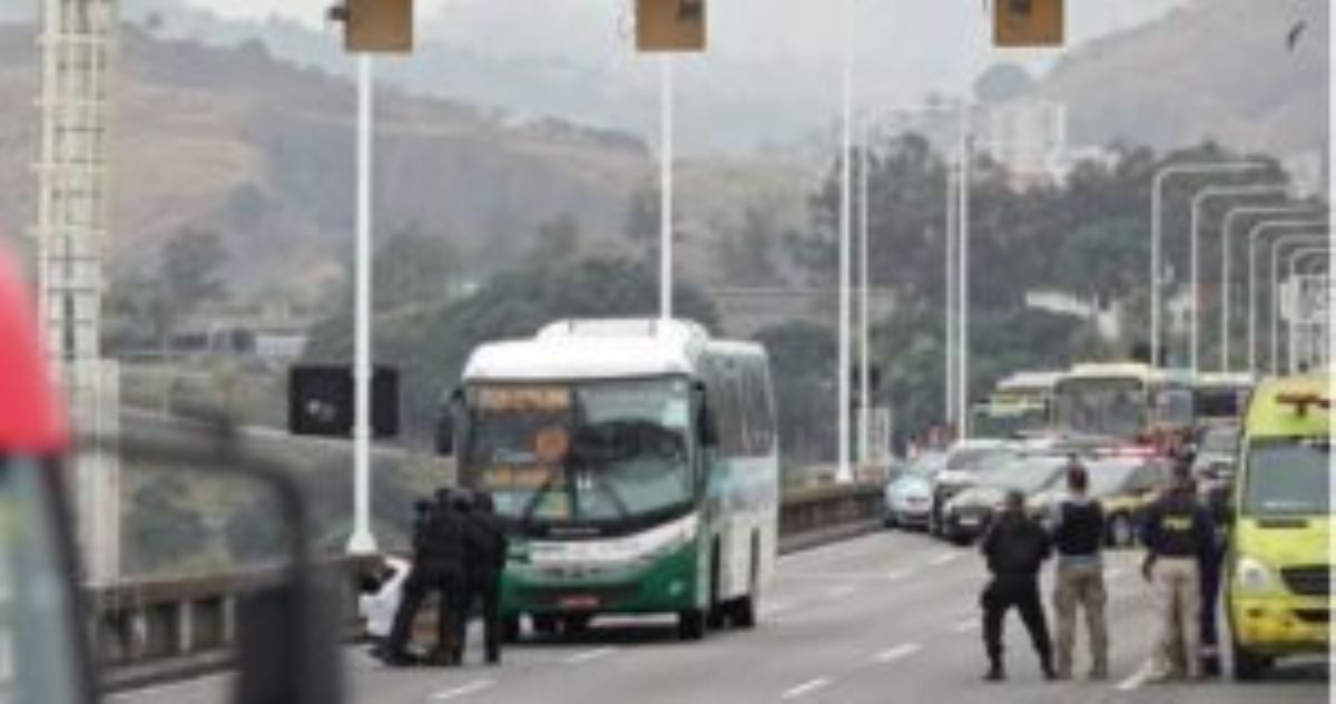 Τέλος το θρίλερ στη Βραζιλία: Παραδόθηκε στην αστυνομία ο ένοπλος που κρατούσε 17 ομήρους σε λεωφορείο
