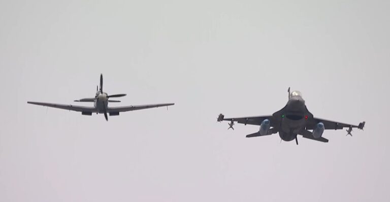 Παρέλαση 25 Μαρτίου – Βίντεο: Η επετειακή διέλευση του Supermarine Spitfire συνοδεία αεροσκάφους F-16