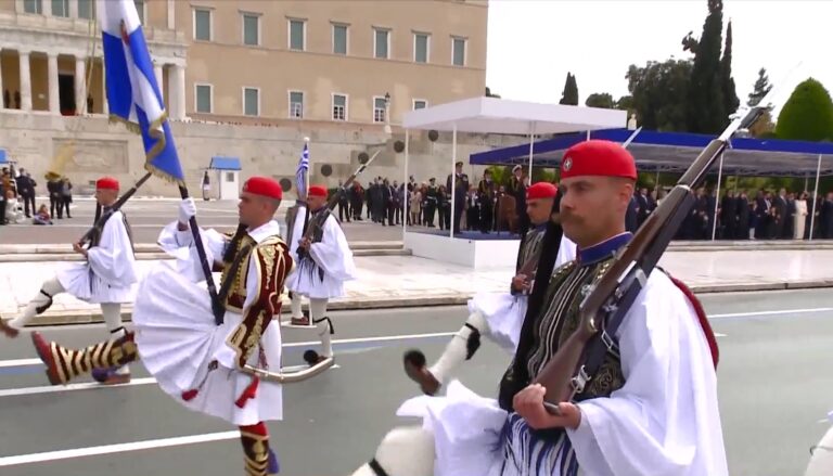 Παρέλαση 25 Μαρτίου – Βίντεο: «Τακούνια στην άσφαλτο και… ντούγκλα στο μουστάκι» – Το πέρασμα της Προεδρικής Φρουράς