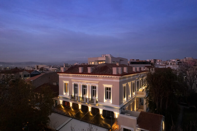 Το νέο πολυτελές ξενοδοχείο La Divina υποδέχεται τους επισκέπτες του στο ιστορικό κέντρο της Αθήνας