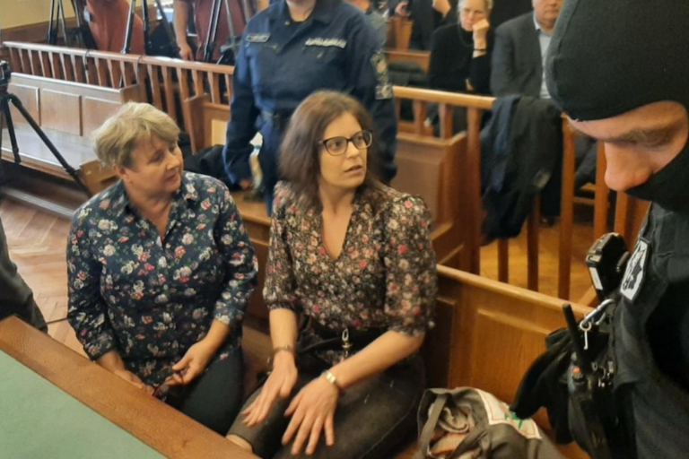 Ουγγαρία: Σιδεροδέσμια για άλλη μια φορά οδηγήθηκε ενώπιον του δικαστηρίου η Ιταλίδα ακτιβίστρια Ιλάρια Σάλις