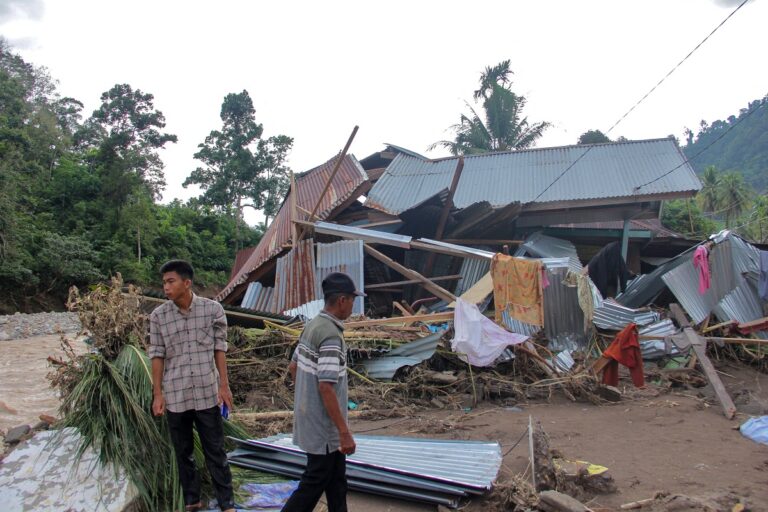 Ινδονησία: Είκοσι έξι νεκροί από τις πλημμύρες στη Σουμάτρα – 11 αγνοούμενοι