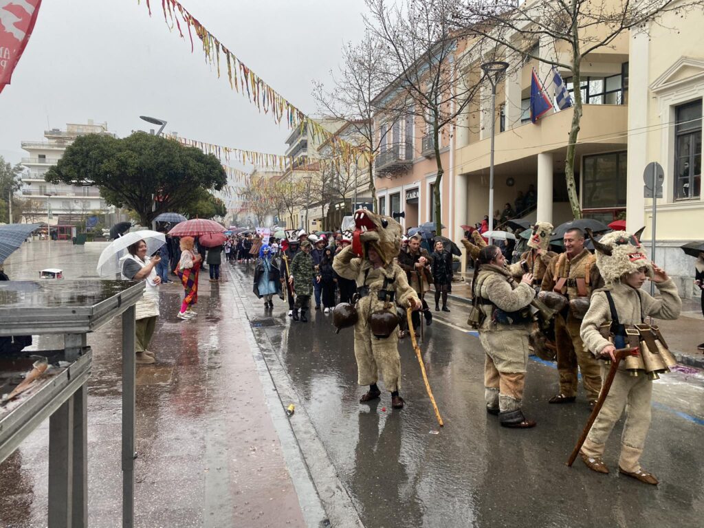 Καλαμάτα: Η καταρρακτώδης βροχή δεν πτόησε τους 4.000 καρναβαλιστές (βίντεο – φωτογραφίες)