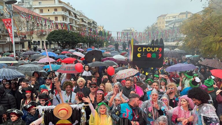 Καλαμάτα: Η καταρρακτώδης βροχή δεν πτόησε τους 4.000 καρναβαλιστές (βίντεο – φωτογραφίες)