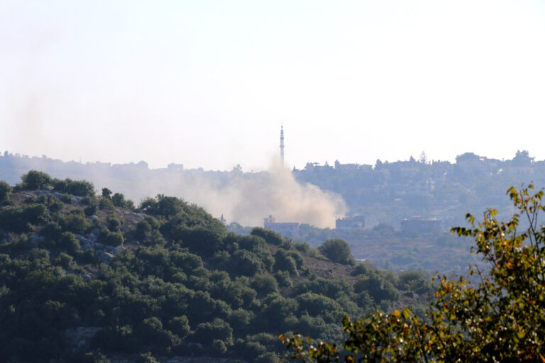 Δεκάδες ρουκέτες εκτοξεύτηκαν από τον νότιο Λίβανο στο Ισραήλ – Τέσσερις αεροπορικές επιδρομές του Ισραήλ στον Αν. Λίβανο