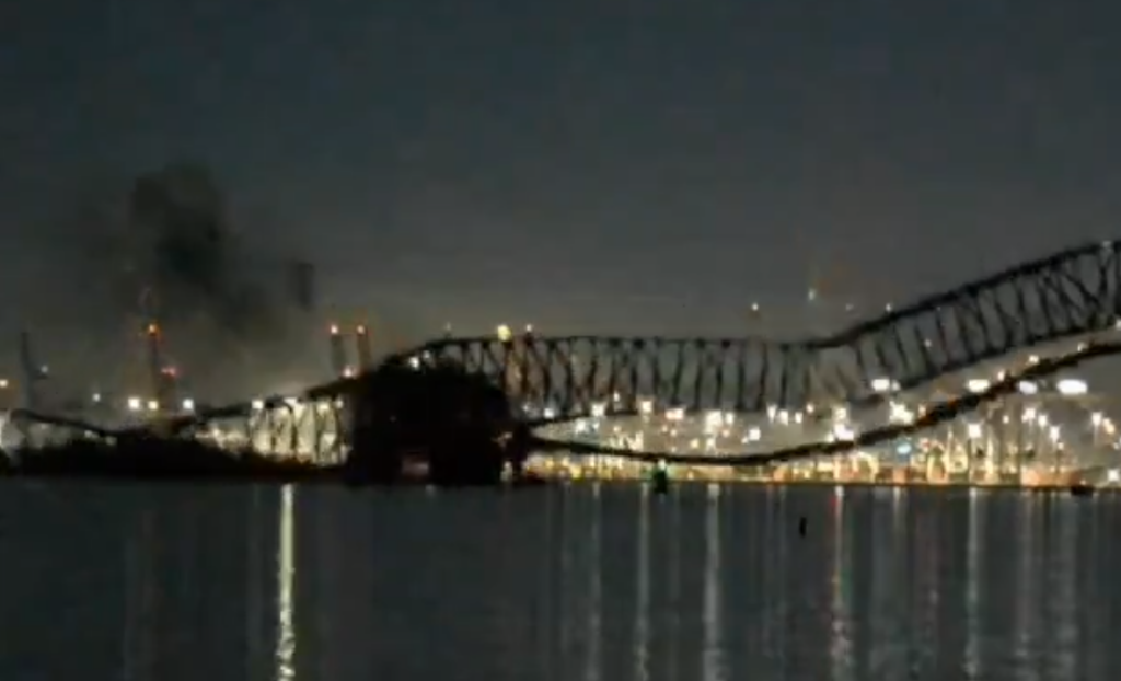 Βαλτιμόρη: Κατέρρευσε γέφυρα μετά από πρόσκρουση πλοίου – Τουλάχιστον 20 άτομα στο νερό (συγκλονιστικά video)