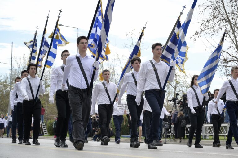 Θεσσαλονίκη: Με λαμπρότητα η μαθητική παρέλαση για την 25η Μαρτίου