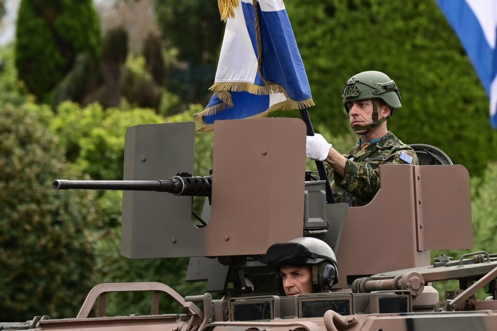 Μεγαλειώδης η στρατιωτική παρέλαση στο Σύνταγμα – Οι ένοπλες δυνάμεις έστειλαν αποφασιστικό μήνυμα ισχύος και αποτροπής