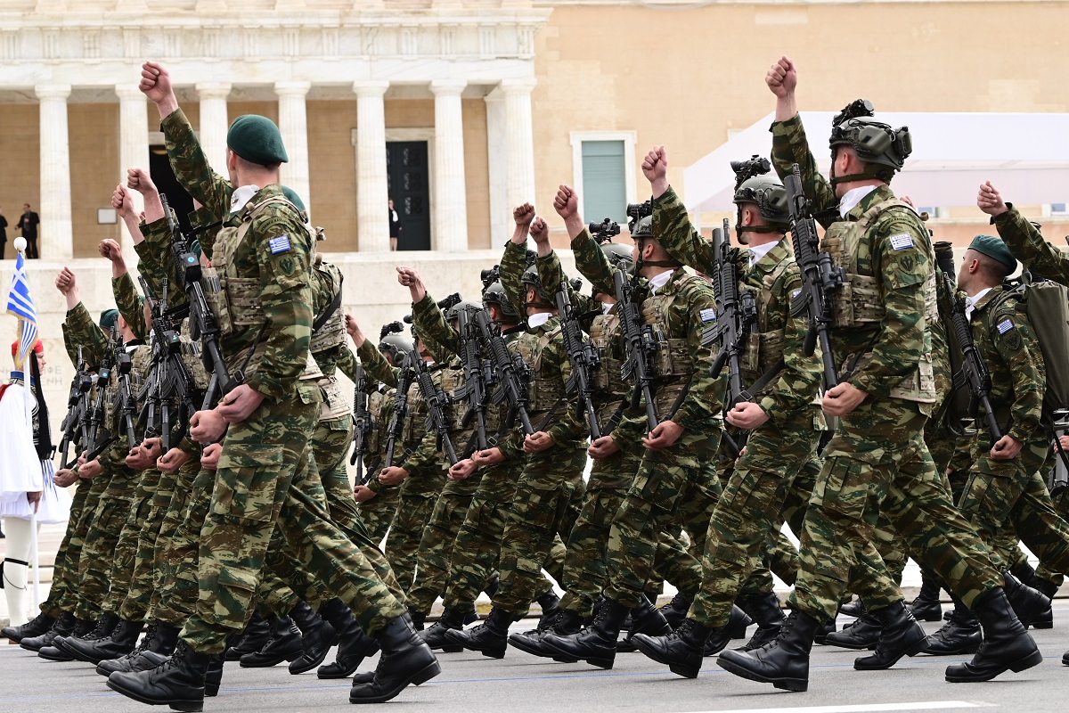 Μεγαλειώδης η στρατιωτική παρέλαση στο Σύνταγμα – Οι ένοπλες δυνάμεις έστειλαν αποφασιστικό μήνυμα ισχύος και αποτροπής