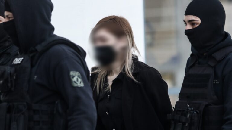 Yπόθεση Πάτρας: Σε βαριά ατμόσφαιρα από την απουσία του Αλ. Κούγια η εισαγγελική πρόταση – Τι είπε η κατηγορουμένη για τον εκλιπόντα