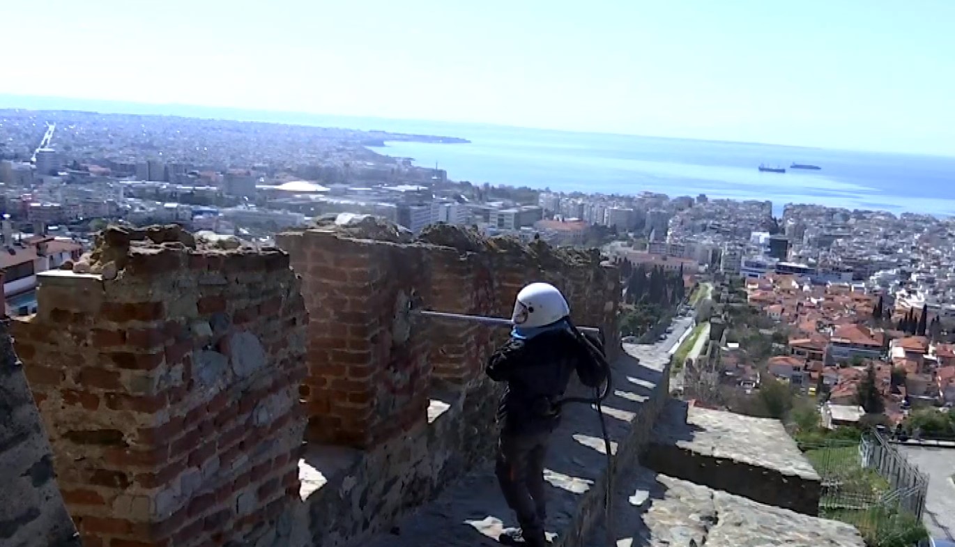 Θεσσαλονίκη: Εργαζόμενοι της Εφορείας Αρχαιοτήτων Πόλης καθάρισαν το γκράφιτι στον Πύργο Τριγωνίου