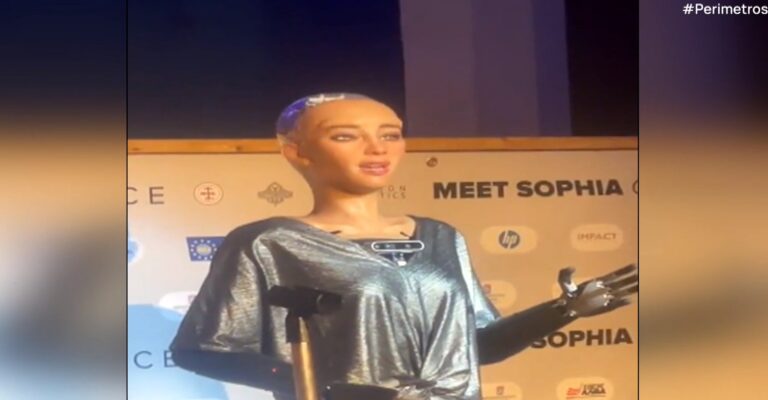 Το ρομπότ Sophia απηύθυνε χαιρετισμό στα ελληνικά σε ένα πρωτοποριακό συνέδριο στη Ναύπακτο.