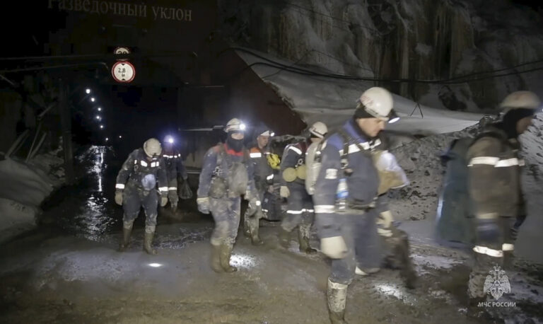 Ρωσία: Εξανεμίζονται οι ελπίδες για τους 13 εργάτες που εγκλωβίστηκαν σε χρυσωρυχείο – Πλημμύρισε ολοκληρωτικά ο χώρος