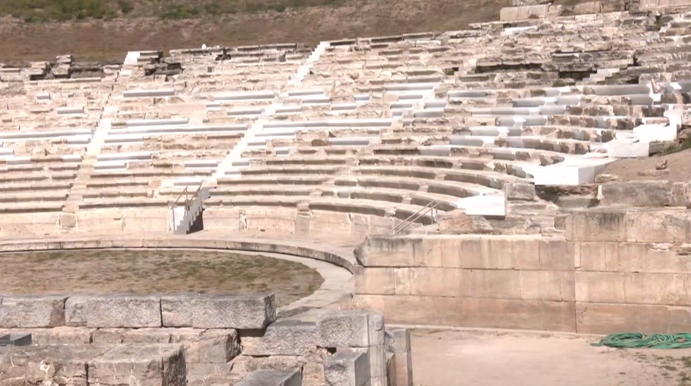 Το Αρχαίο Θέατρο Λάρισας στους πρόποδες του λόφου του Φρουρίου  