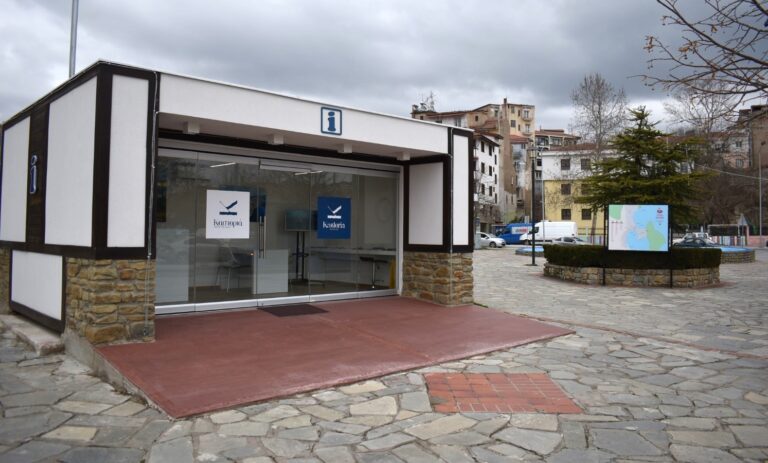 Καστοριά: Λειτουργεί το τουριστικό περίπτερο του Δήμου με ξεναγήσεις και τοπικά εδέσματα