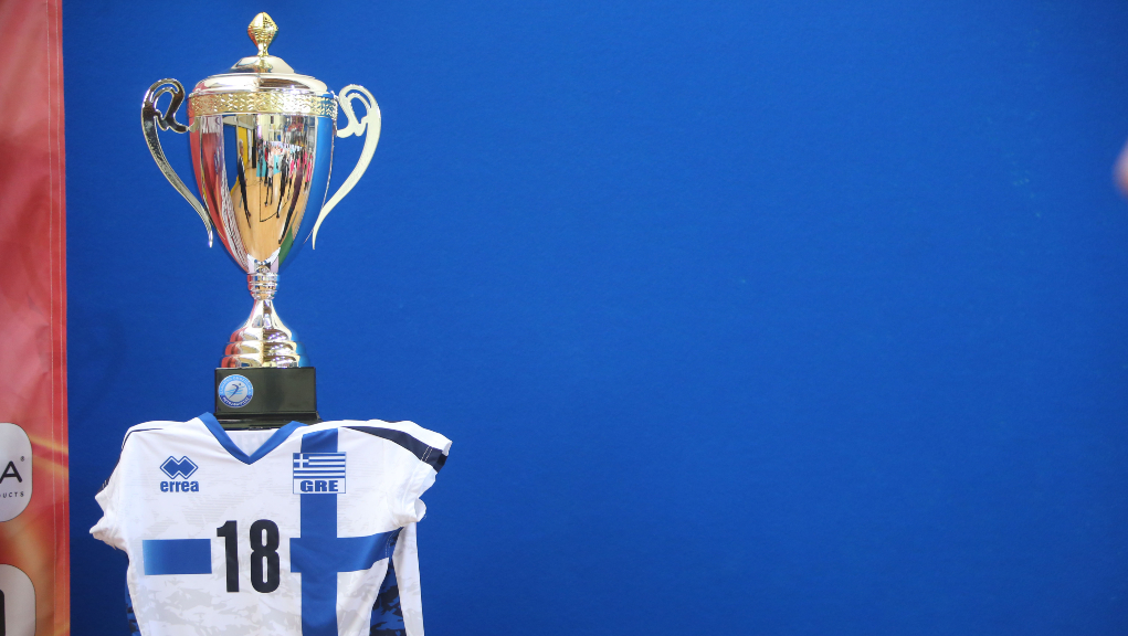 Η φανέλα της Ρούξι Ντουμιτρέσκου με την Εθνική Ελλάδας παρουσιάστηκε μαζί με το τρόπαιο του Final-4 του Κυπέλλου Βόλεϊ Γυναικών (video)