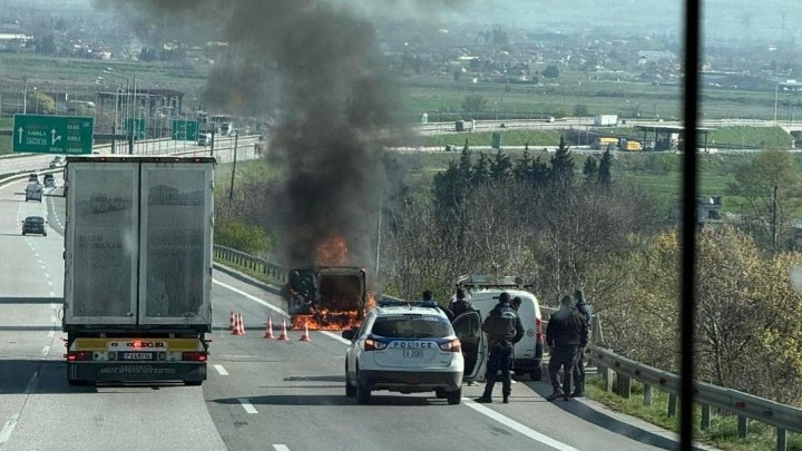 Θεσσαλονίκη: Κάηκε ολοσχερώς Ι.Χ. φορτηγό στην Εγνατία Οδό, στο Δερβένι