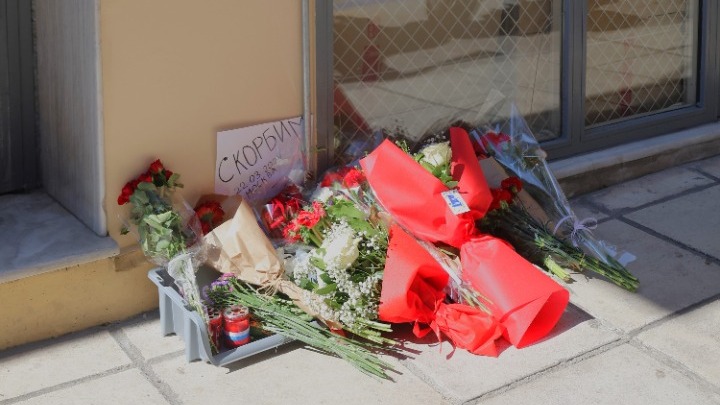 Θεσσαλονίκη: Λουλούδια και κεριά στο Προξενείο της Ρωσίας για τα θύματα της τρομοκρατικής επίθεσης