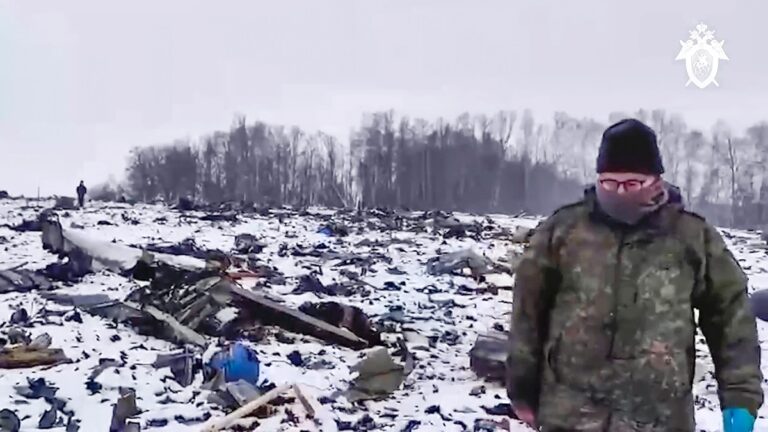 Ρωσία: Θα παραδώσει στην Ουκρανία τις σορούς των αιχμαλώτων που σκοτώθηκαν στη συντριβή μεταγωγικού αεροσκάφους