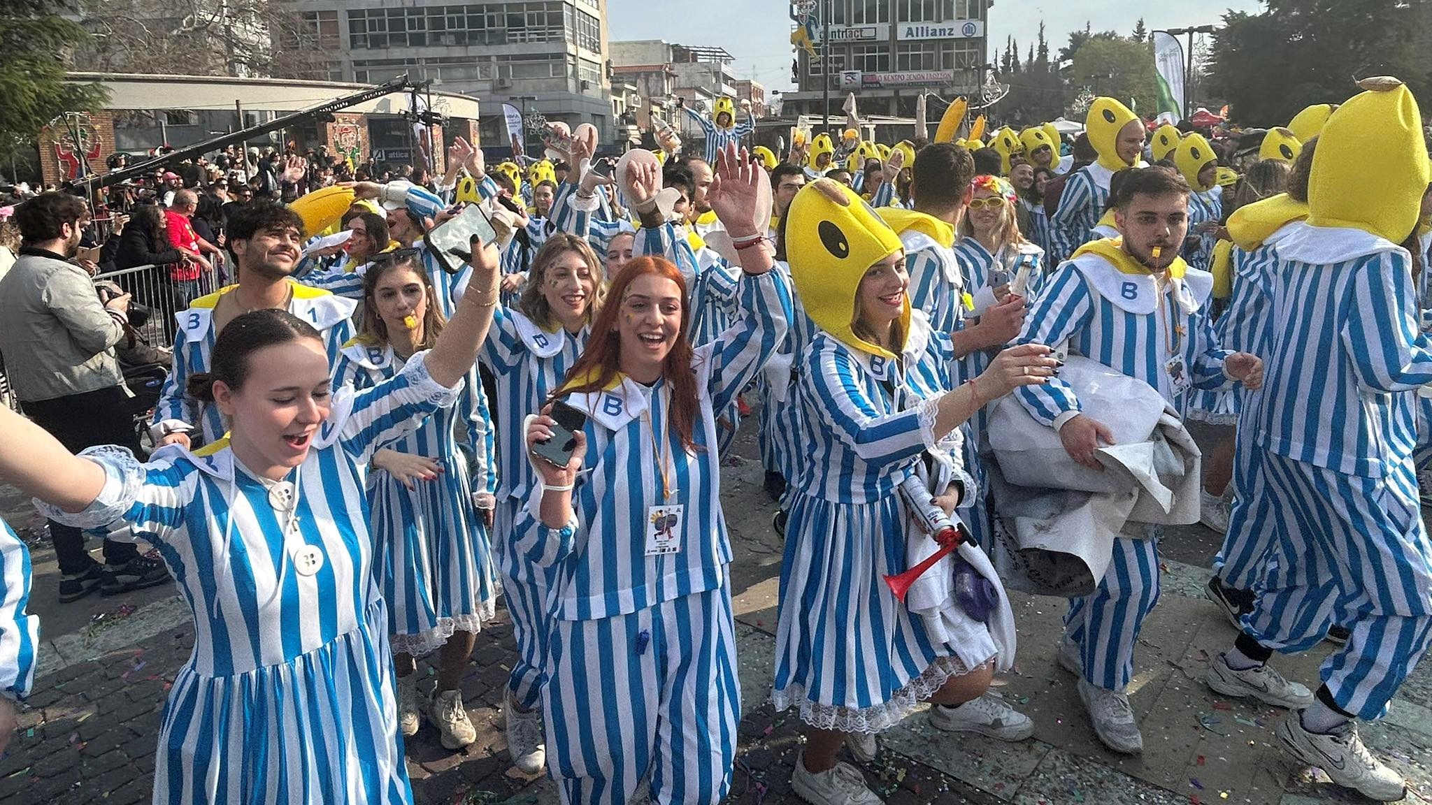 Κέφι και χορός στην καρναβαλική παρέλαση της Ξάνθης (βίντεο)