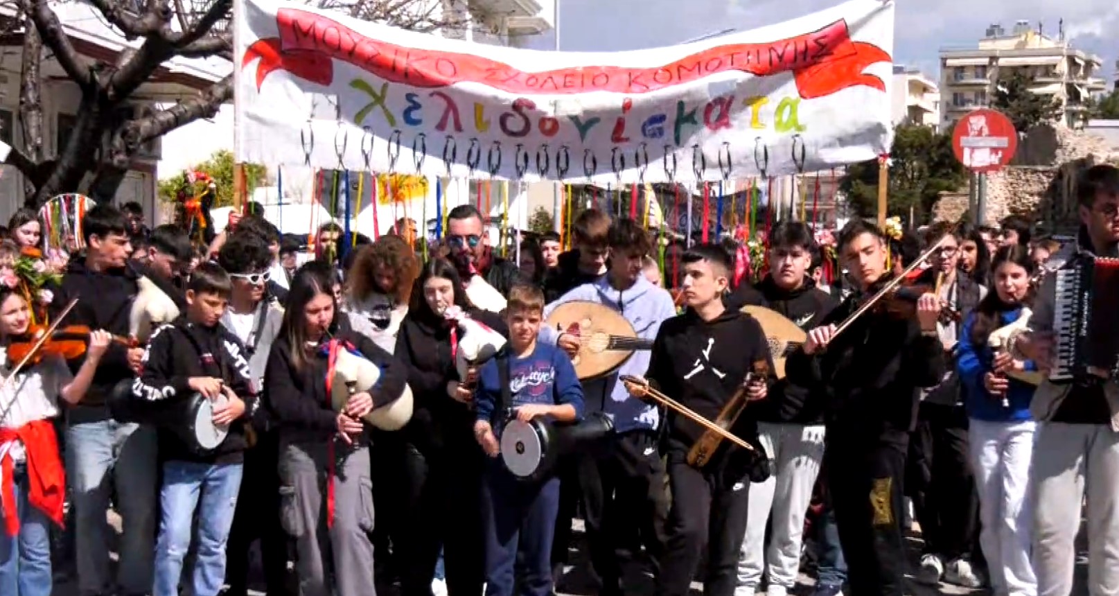 Μαθητές της Κομοτηνής υποδέχονται την άνοιξη με «Τα Χελιδονίσματα»