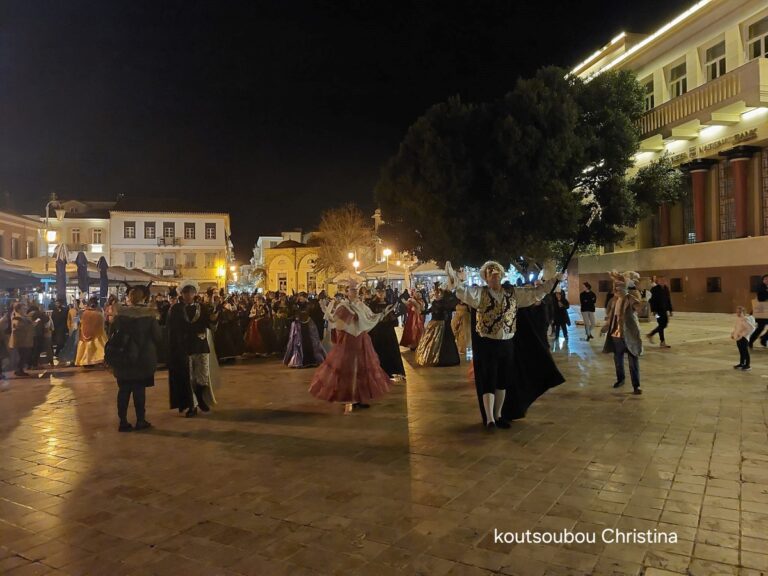 Ναύπλιο: Κυρίες μιας άλλης εποχής συναντούν τα ντόμινο και τον Αρλεκίνο