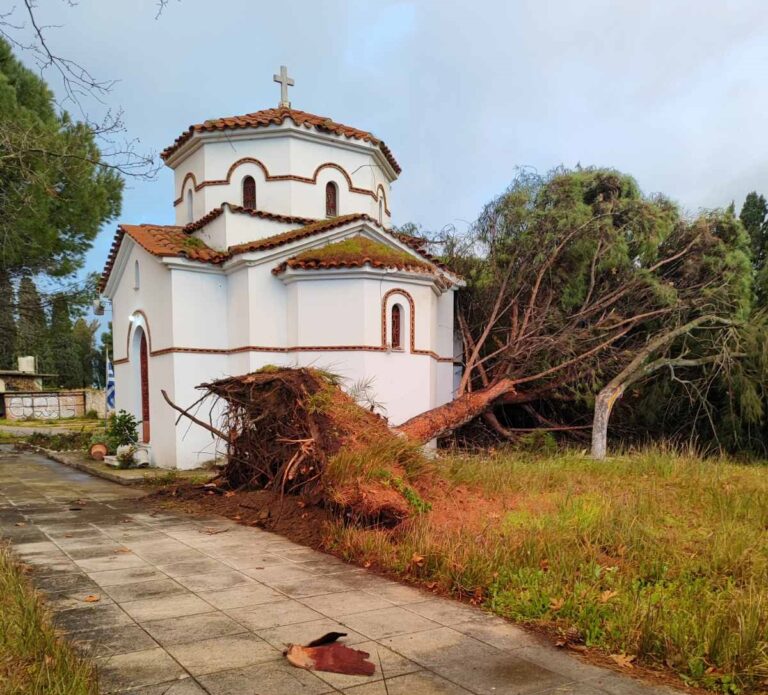 Ανεμοστρόβιλος χτύπησε το Μεσολόγγι προκαλώντας διακοπή ρεύματος και αρκετές ζημιές (βίντεο)