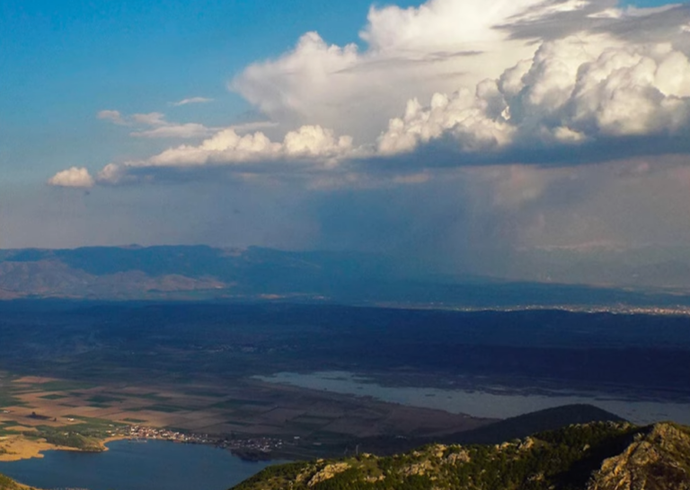 Ο καιρός με τον Σάκη Αρναούτογλου: Αρκετή ηλιοφάνεια την Παρασκευή – Τοπικές βροχές στα βόρεια και στο Αιγαίο