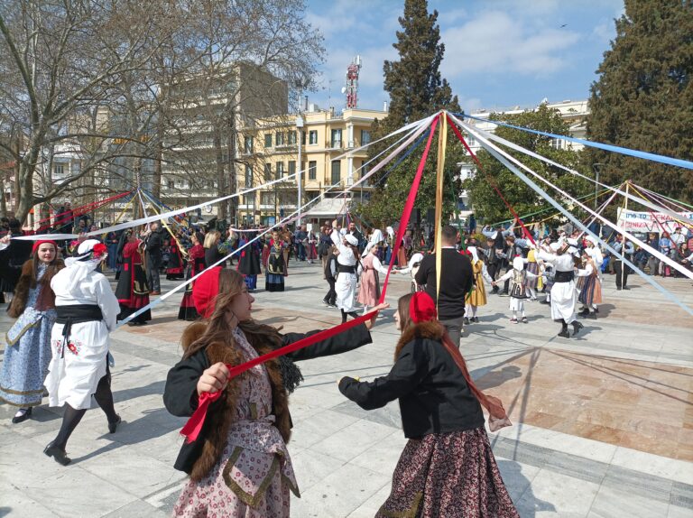 Σέρρες: Αναβίωσε το “γαϊτανάκι” από τους συλλόγους της πόλης