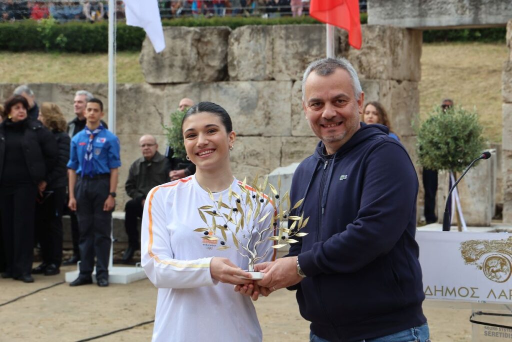 Με κάθε επισημότητα υποδέχθηκε η Λάρισα την Ολυμπιακή Φλόγα