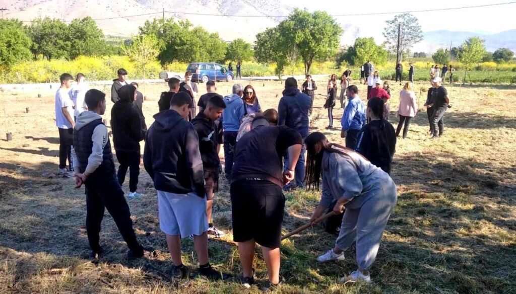 Τύρναβος: Φύτεψαν 57 δένδρα στη μνήμη των  θυμάτων των Τεμπών