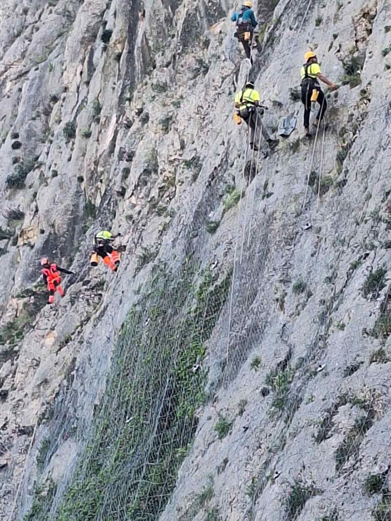Εναέριες εργασίες στο Σπήλαιο Θεόπετρας Καλαμπάκας