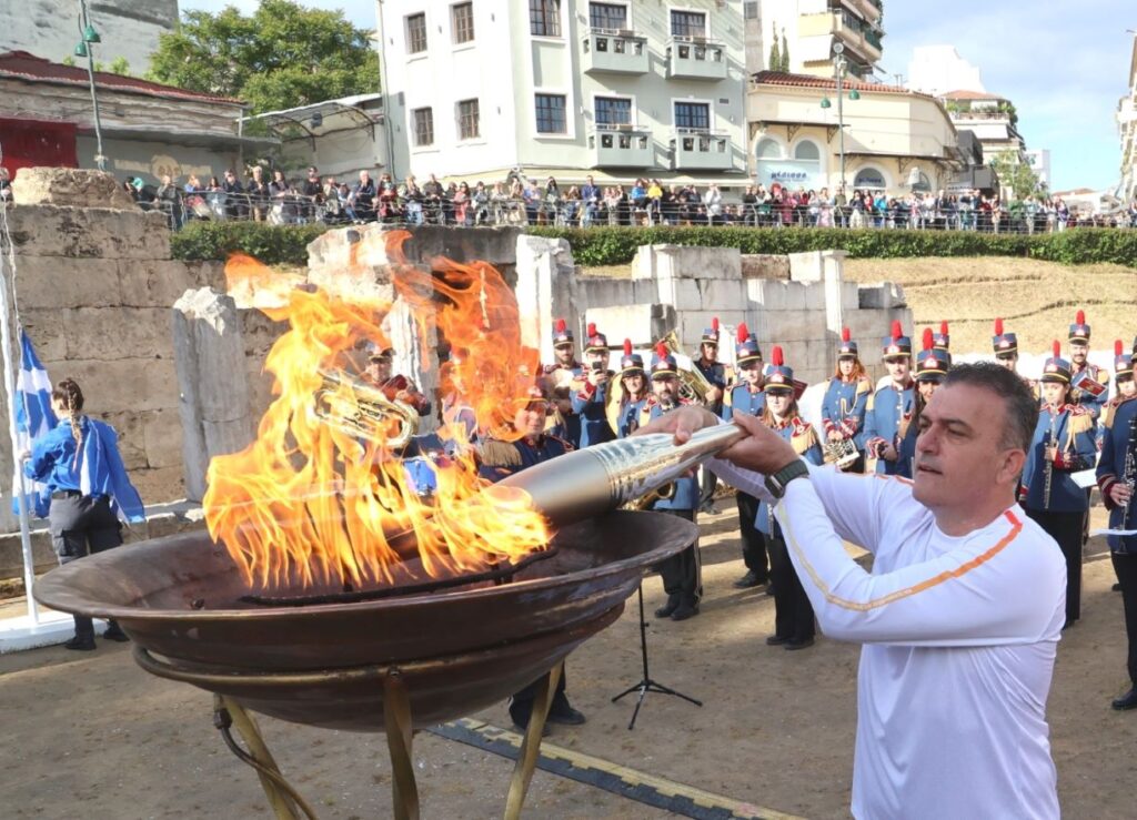 Με κάθε επισημότητα υποδέχθηκε η Λάρισα την Ολυμπιακή Φλόγα